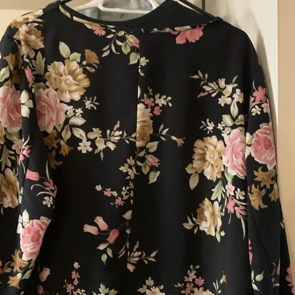 Beautiful Delta Burke 1X floral long sleeved top - Picture 5 of 5